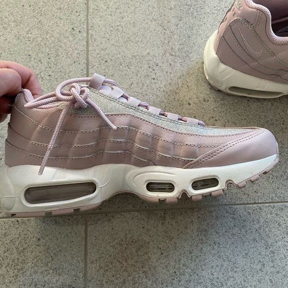 Nike - Picture 2 of 5